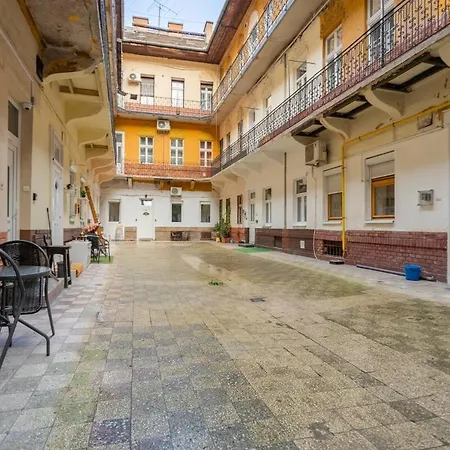 Cool In The Downtown, Eduardo