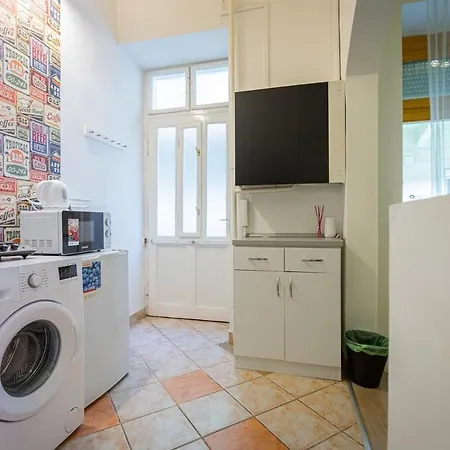 Cool In The Downtown, Eduardo Apartman *